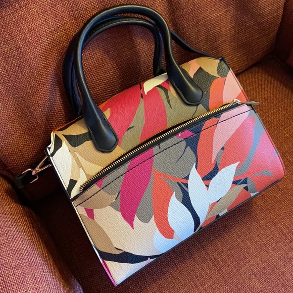 Floral “Dr.’s Bag” with black handles, long adjustable strap w/pockets in & out! - Picture 2 of 11